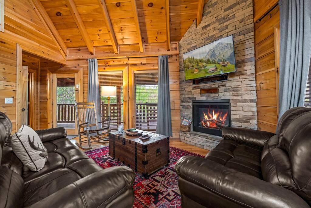 2-Bedroom Cabin With 2 Master Suites, Loft, Half-Bath And Hot Tub In A Serene Resort Setting Севьервилл Экстерьер фото